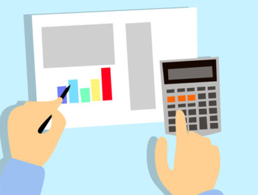 Vue sur des mains qui étudeint une facture et font une opération sur une calculatrice