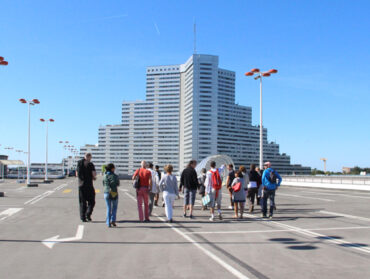 Groupe-de-visuteurs-sur-le-parking-en-terrasse-du-centre-commercial-du-Sillon-avec-immeuble-du-Sillon-en-arrière-paln